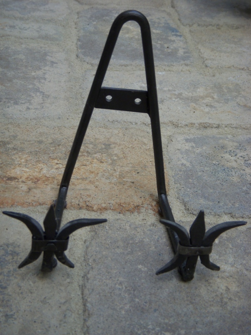 easel fleur-de-lis